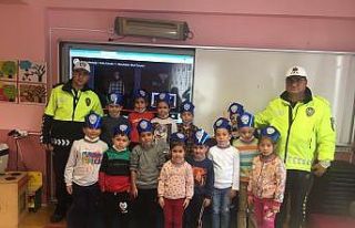 Şehit polisler için mevlit okutulup öğrencileri...