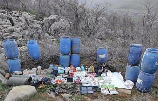 Şemdinli’de teröristlere ait yaşam malzemesi...