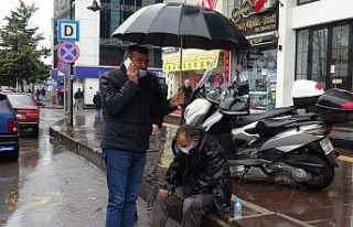 Şemsiye ile yaralının başında bekledi