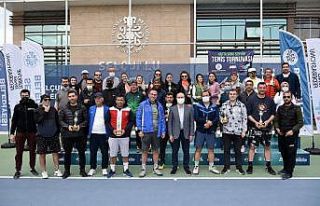 Senyör Tenis Turnuvası’nda kupalar sahiplerini...