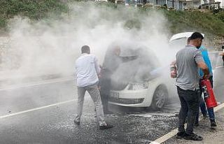 Seyir halinde alev alan araca ilk müdahaleyi çevredekiler...