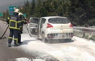 Seyir halinde alev alan otomobil hurdaya döndü