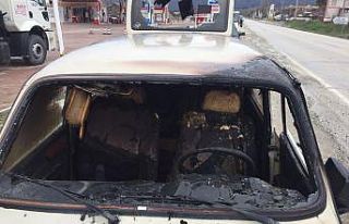 Seyir halinde alev alan otomobil kullanılamaz hale...