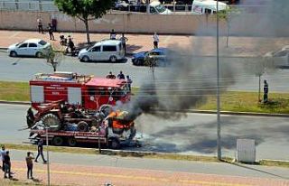 Seyir halindeki çekici alev alev yandı