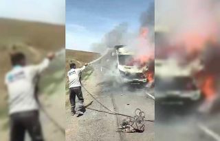 Seyir halindeki kamyonet alev alev yandı