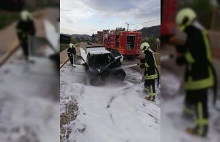 Seyir halindeki otomobil yandı