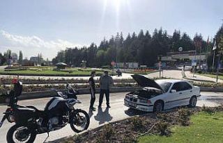 Seyir halindeki otomobili motor kısmından alev aldı