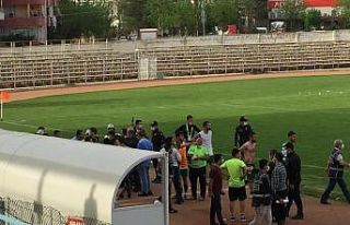Seyircisiz maçta olay çıktı: Futbolcular birbirine...