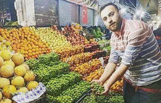 Sezonun ilk kayısı çağlaları pazarlarda yerini...