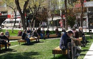 Sıcak hava Bileciklileri sokağa döktü