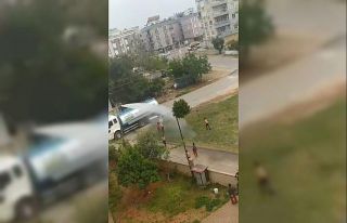 Sıcaktan bunalan çocuklar arazözden çıkan tazyikli...