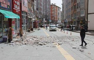 Şiddetli rüzgar iş yerinin duvarını uçurdu:...