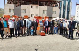 Siirt’te arıcılara polen tuzaklı kovan ile ekipman...