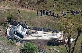 Siirt’te tır devrildi: 1 yaralı