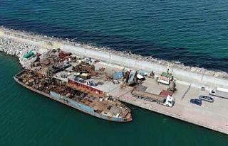 Şile’de yanan yük gemisi parçalara ayrılıyor
