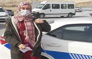 Sınava geç kalan öğrencinin yardımına polis...