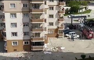 Sinir krizi geçiren adam ev eşyalarını 8’inci...