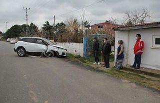 Sinop’ta cip bahçe duvarına çarptı: 3 yaralı