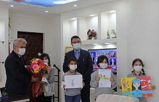 Sinop’ta öğrencilerden polislere anlamlı kutlama