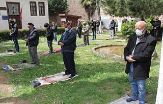 Sinop’ta tam kapanmada ilk cuma cami avlusu doldu...