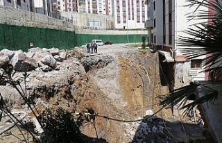 Sitenin yolu çöktü, mahalleli korku dolu anlar...