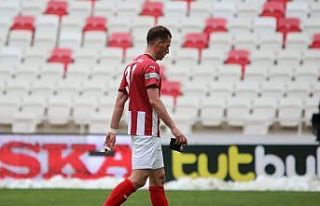 Sivasspor’da kaptan Hakan kırmızı kart gördü!