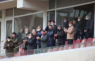 Sivassporlu yöneticiler, takımı ayakta alkışladı