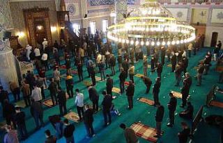 Sokağa çıkma kısıtlamasında tedbirli cuma namazı