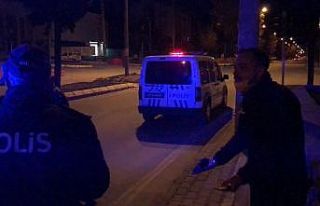 Sokağa çıkma kısıtlamasını ihlal etti, polise...