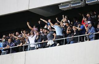 Sokağa çıkma yasağına rağmen binlerce taraftar...