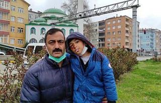 Sokak köpeklerinin saldırısına uğrayan çocuk...