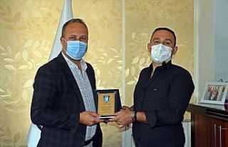 Sokak ortasında dayak yiyen kadını kurtaran kahraman...