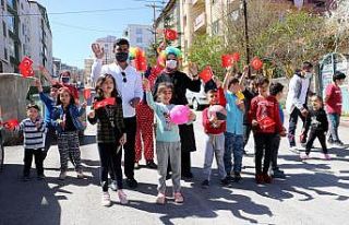 Sokak sokak gezip hediye dağıttılar