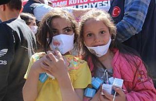 Sokak sokak gezip şeker dağıttılar