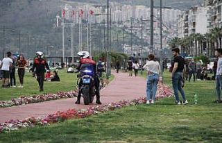 Sokakları terk etmek için polis uyarısını beklediler