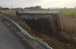 Söke’de tır şarampole devrildi