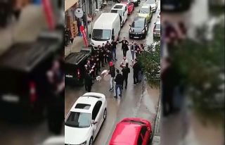 Sosyal mesafeyi hiçe sayıp maskesiz şekilde halay...