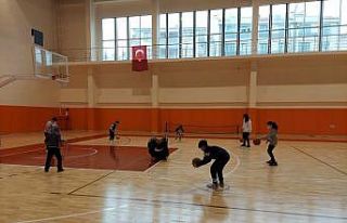 Spor salonlarında antrenmanlar devam ediyor