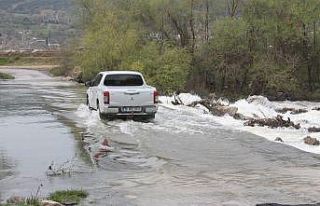 Su altında kalan köprüden tehlikeli geçiş