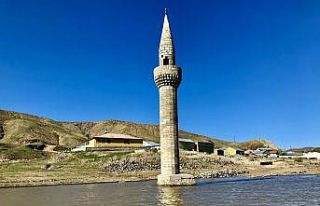 Su altından yükselen minare görsel şölen sunuyor