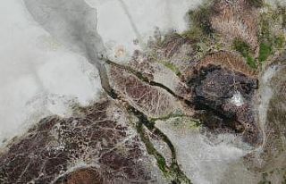 Su kaynakları azalan Yarışlı Gölünde görsel...