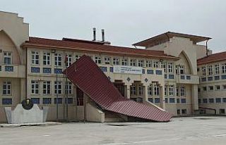 Şuhut’ta şiddetli rüzgâr çatıları uçurdu,...
