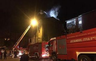 Sultanbeyli’de alev alev yanan çatıyı balkona...