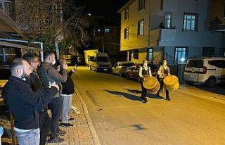 Sultanbeyli’de vatandaşlar ilk sahura davul sesleriyle...