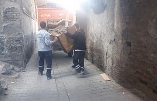 Sur’da bir evde 5 traktör çöp çıktı