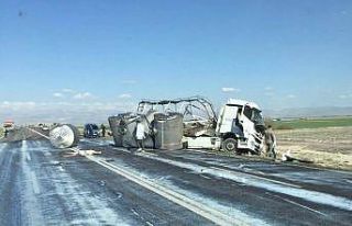 Süt tankeri kaza yaptı, tonlarca süt yola döküldü