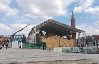 Tadilatı bitmedi, mahyası asıldı