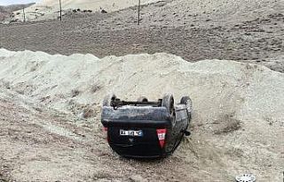 Takla atan araçtan yara almadan kurtuldu