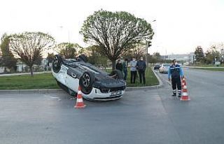 Takla atan araçtan yaralıyı belediye çalışanı...