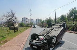 Takla atan otomobilden burnu bile kanamadan kurtuldu